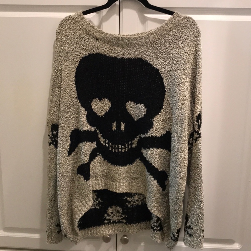 Sweater with skulls